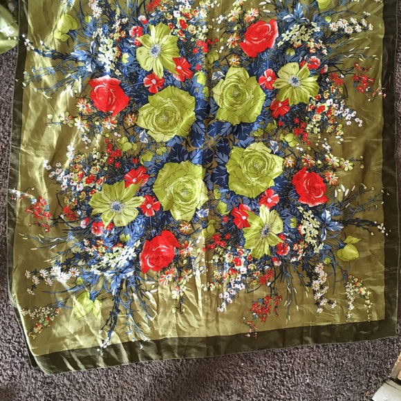 Floral robe and scarf - Picture 5 of 8